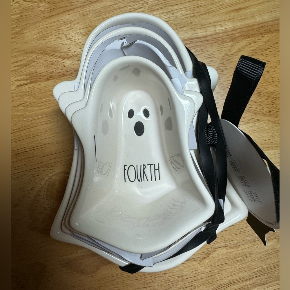 NWT Rae Dunn Ghost Measuring Cups